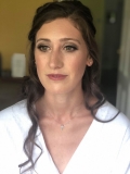 Glowing skin and natural bridal makeup for this stunning bridesmaid